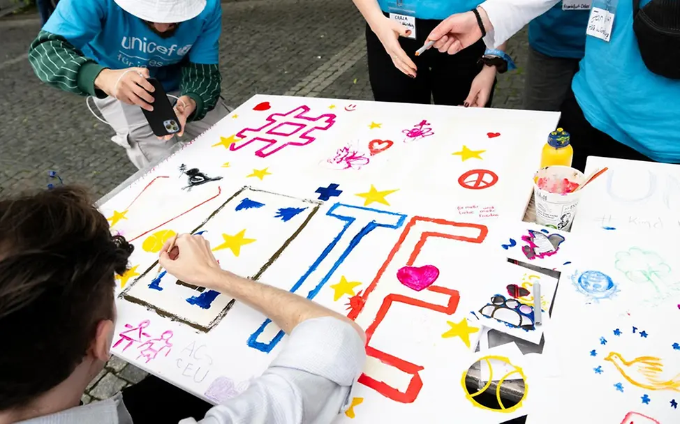 Jugendliche gestalten ein Plakat: #Vote. | © UNICEF/Etges Was ist Demokratie einfach erklärt: Jugendliche gestalten ein Plakat: #Vote