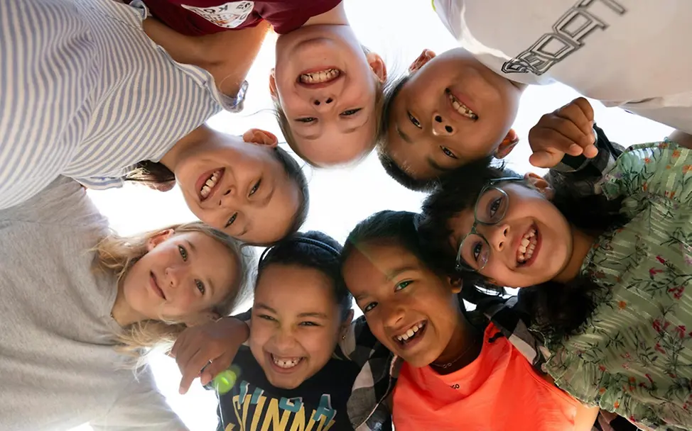 Kinder einer Kinderrechteschule in Köln. | © UNICEF/Etges Was ist Demokratie einfach erklärt: Kinder einer Kinderrechteschule in Köln.