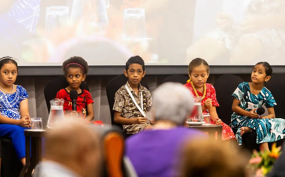 Kinder aus mehreren pazifischen Inselstaaten nehmen an einer Diskussion teil. | © UNICEF/UNI796213/ Was ist Demokratie einfach erklärt: Kinder aus mehreren pazifischen Inselstaaten nehmen an einer Diskussion teil.