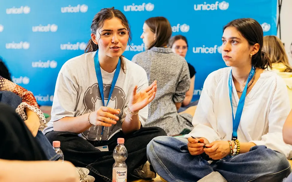 Jugendliche besprechen sich während des UNICEF Youth Festivals in Mannheim. | © UNICEF/Stroisch Was ist Demokratie einfach erklärt: Jugendliche besprechen sich während des UNICEF Youth Festivals in Mannheim.