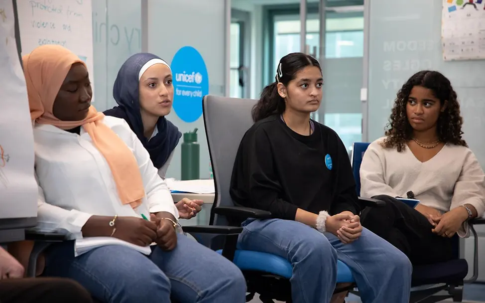 Internationale Aktivist*innen sprechen in New York. | © UNICEF/Licht Was ist Demokratie einfach erklärt: Internationale Aktivist*innen sprechen in New York.