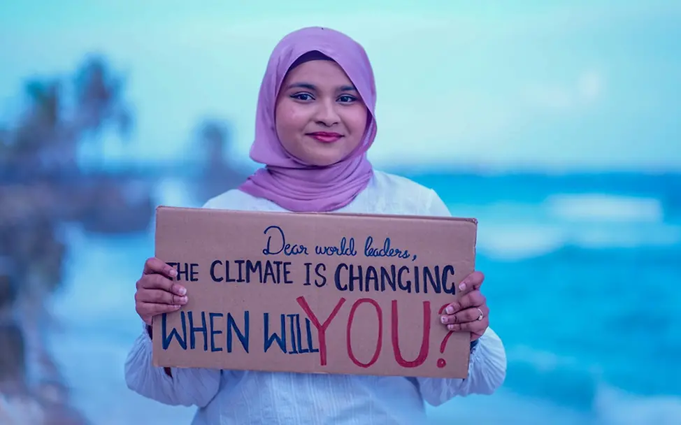 Aminath Zara Hilmy (22) steht an einem künstlichen Strand in Malé. | © UNICEF/Pun Was ist Demokratie einfach erklärt: Aminath Zara Hilmy (22) steht an einem künstlichen Strand in Malé.