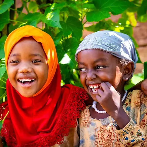 Äthiopien: Zwei Mädchen lachen in die Kamera | © UNICEF/Pouget Äthiopien: Zwei Mädchen lachen in die Kamera