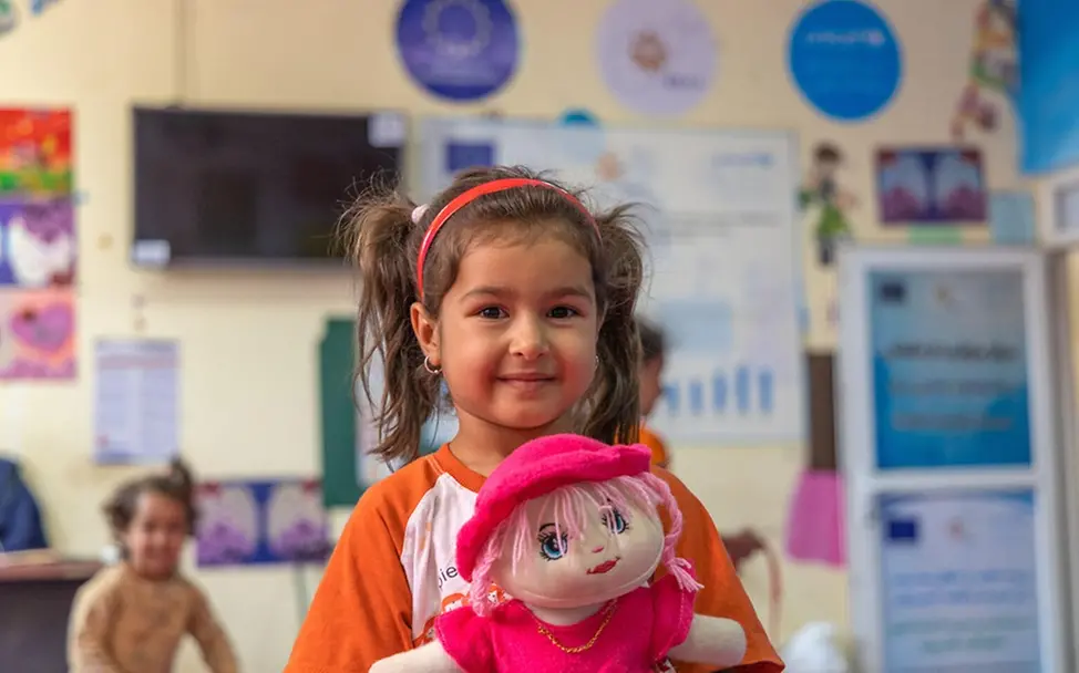 Gulsoom (8) spielt in einem von UNICEF unterstützten kinderfreundlichen Zentrum. | © UNICEF/Khayyam Gute Nachricht: Gulsoom (8) spielt in einem von UNICEF unterstützten kinderfreundlichen Zentrum.