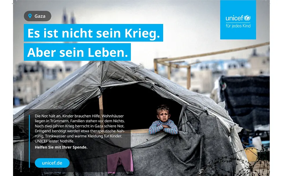 Gaza Freianzeigen 2026 Junge sitzt in einem Zelt.