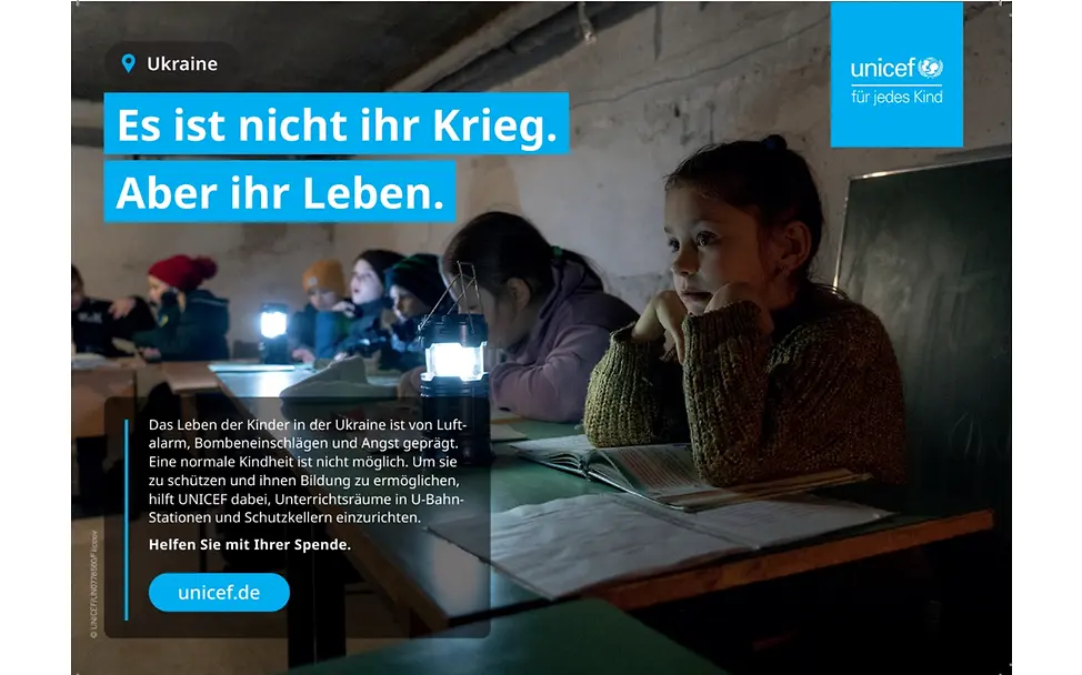 Ukraine Freianzeigen 2026 Eine Schulklasse sitzt in einem Bunker