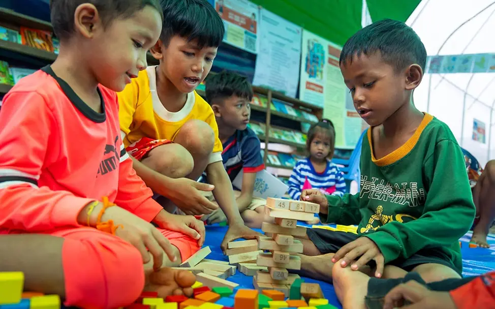 Kinder spielen in Kambodscha in einem "Child Friendly Space". | © UNICEF/Bunsak Gute Nachricht: Kinder spielen in Kambodscha in einem "Child Friendly Space".