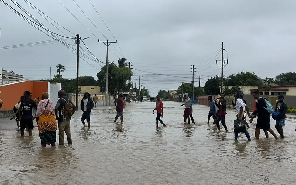 Bewohner*innen nach extremen Regenfällen in Mosambik auf einer überfluteten Straße. | © UNICEF/Taylor Bewohner*innen nach extremen Regenfällen in Mosambik auf einer überfluteten Straße.