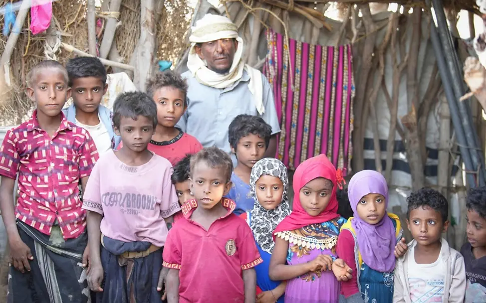 Haiel Mohammed mit seinen Kindern und Kindern aus der Nachbarschaft. | © UNICEF/Al-Zeiadi Haiel Mohammed mit seinen Kindern und Kindern aus der Nachbarschaft.