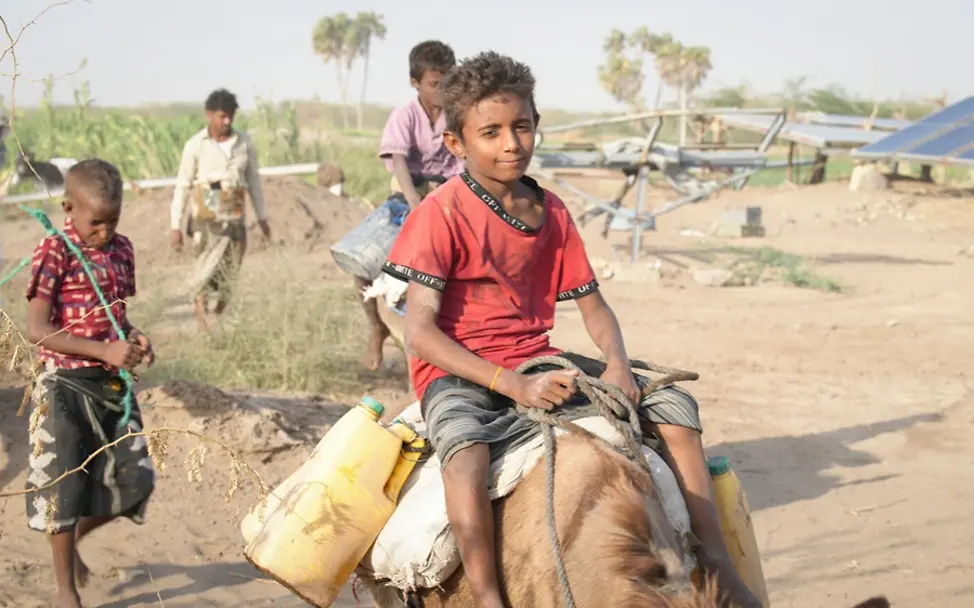 Mohammed (11) ist glücklich, nachdem er nahe von seinem Zuhause Wasser holen konnte. | © UNICEF/Al-Zeiadi Mohammed (11) ist glücklich, nachdem er nahe von seinem Zuhause Wasser holen konnte.
