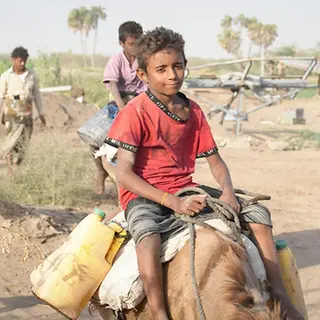 Mohammed (11) ist glücklich, nachdem er nahe von seinem Zuhause Wasser holen konnte. | © UNICEF/Al-Zeiadi Mohammed (11) ist glücklich, nachdem er nahe von seinem Zuhause Wasser holen konnte.