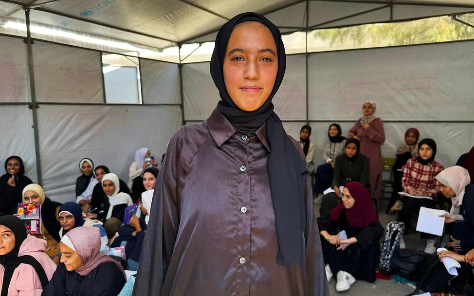 Lama, 16, kann endlich wieder ihre schulische Bildung fortsetzen. | © UNICEF/UNICEF State of Palestine Gaza spenden: Lama, 16, zusammen mit ihren Klassenkameradinnen in einem Lernzelt.