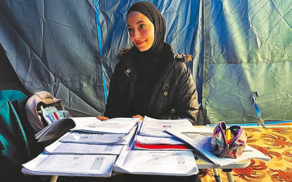 Jana, 17, bereitet sich auf ihre Schulabschlussprüfungen vor. | © UNICEF/UNICEF State of Palestine Gaza spenden: Jana, 17, bereitet sich auf ihre Schulabschlussprüfungen vor.