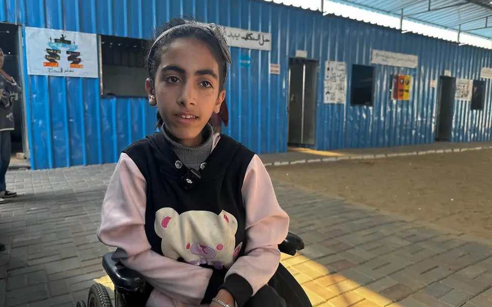 Jana, 13, wird in ihrem Rollstuhl zur Schule gebracht. | © UNICEF/Eleyan Gaza spenden: Ein Mädchen in einem Rollstuhl.