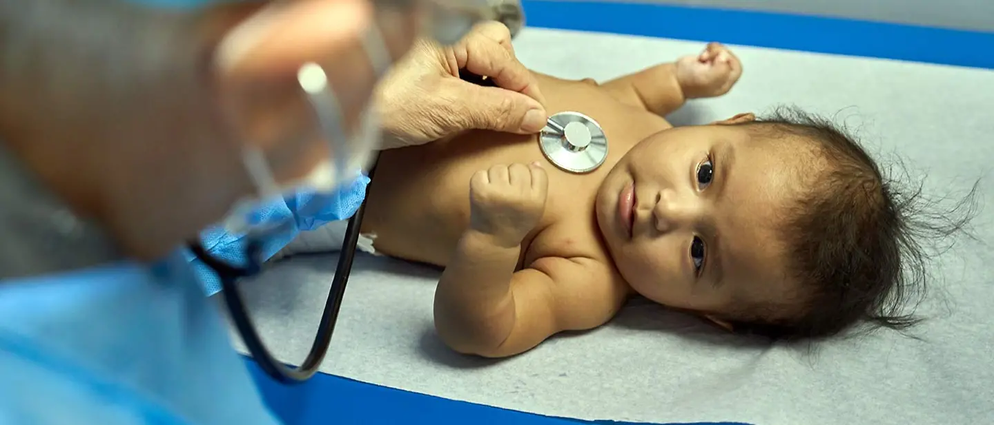 Ein Arzt in Panama untersucht ein Neugeborenes. | © UNICEF/Urdaneta Medizinische Hilfe: Ein Arzt in einer Gesundheitsstation in Panama untersucht ein Neugeborenes.