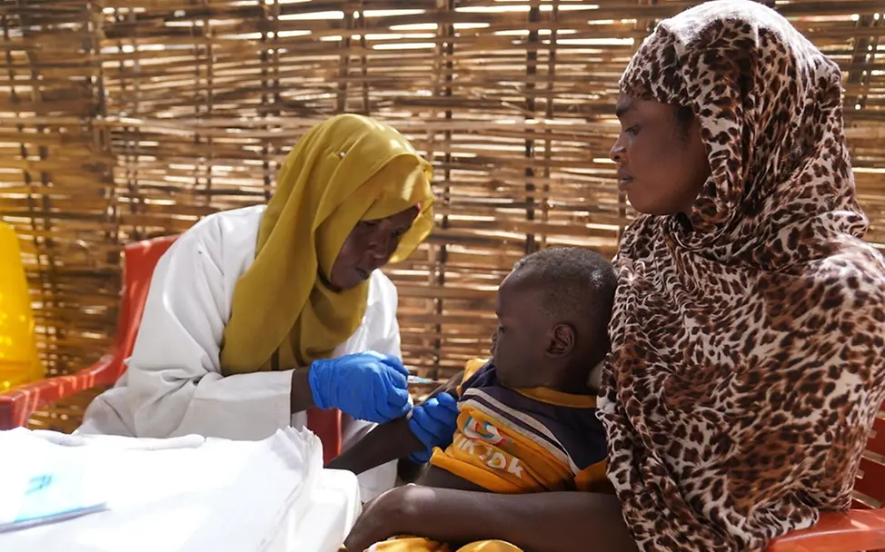 Kinder werden gegen Masern und Röteln geimpft. | © UNICEF/Jamal Kinder werden gegen Masern und Röteln geimpft.