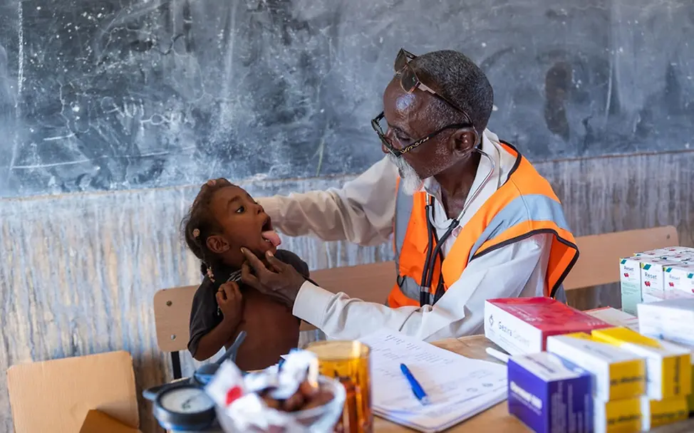Ein Arzt untersucht ein Kind in der von UNICEF unterstützten mobilen Klinik. | © UNICEF/Elfatih Ein Arzt untersucht ein Kind in der von UNICEF unterstützten mobilen Klinik.