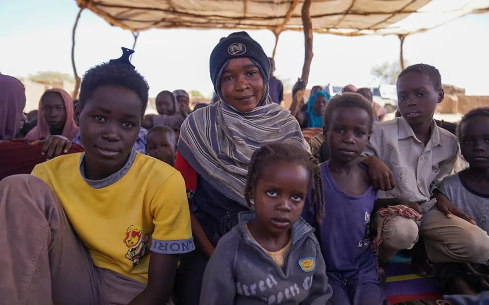 Doha (17) mit weiteren Familienmitgliedern in Tawila. | © UNICEF/Jamal Doha (17) mit weiteren Familienmitgliedern in Tawila. Gemeinsam sind sie aus Al-Fashir geflohen.