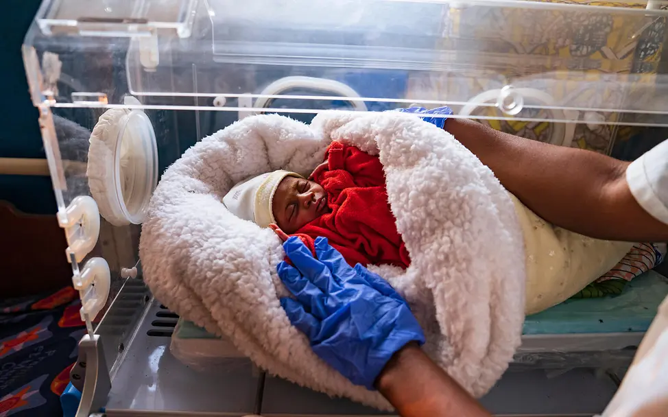 Ein mit Untergewicht geborenes Baby liegt in einem speziellen Wärmebett für Neugeborene. | © UNICEF/Mulala Medizinische Hilfe Spenden: Ein hilfsbedürftiges Baby liegt in einem Inkubator.