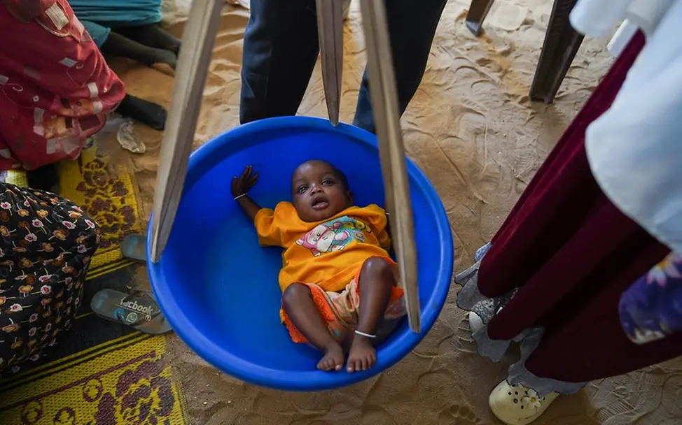 © UNICEF/Jamal | Die acht Monate alte Fatima wird in einer Gesundheitseinrichtung in Tawila, auf Mangelernährung untersucht. Die acht Monate alte Fatima wird in einer Gesundheitseinrichtung in Tawila, auf Mangelernährung untersucht.