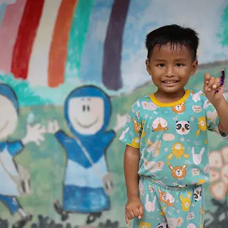 Muhammad (4) nach seiner Polio‑Impfung in Zentraljava. | © UNICEF/Prasetya Ein vierjähriger Junge lächelt in die Kamera, nachdem er im Dorf Banjardawa in Zentraljava eine Polio‑Impfung erhalten hat.