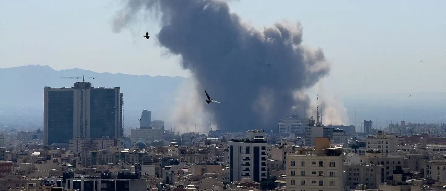 Nach einem Luftangriff auf die iranische Hauptstadt Teheran steigen Rauchwolken auf | © MAHSA / AFP Spenden Nahost-Konflikt: Nach einem Luftangriff auf die iranische Hauptstadt Teheran steigen Rauchwolken auf.