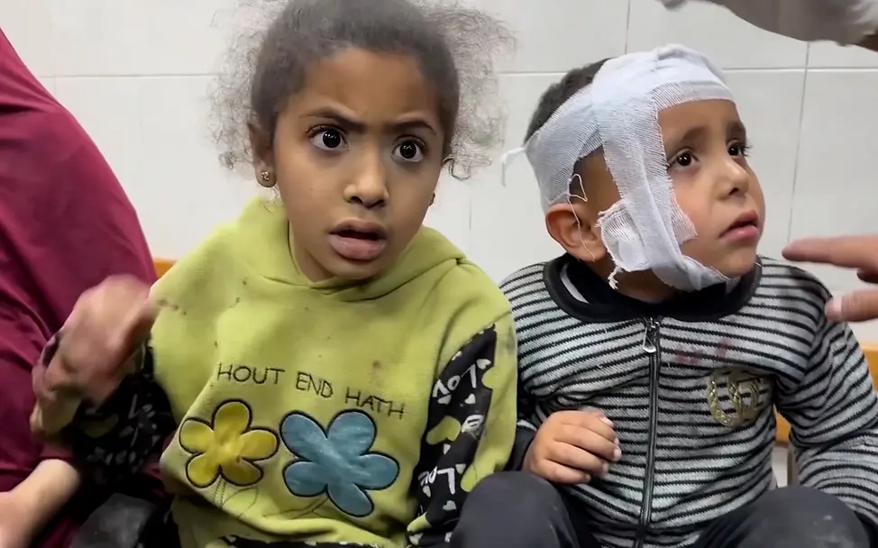 Zwei bei einem Luftangriff verletzte Kinder im Gazastreifen. | © UNICEF/Still_UNI904320 Gaza spenden: Zwei bei einem Luftangriff verletzte Kinder im Gazastreifen.