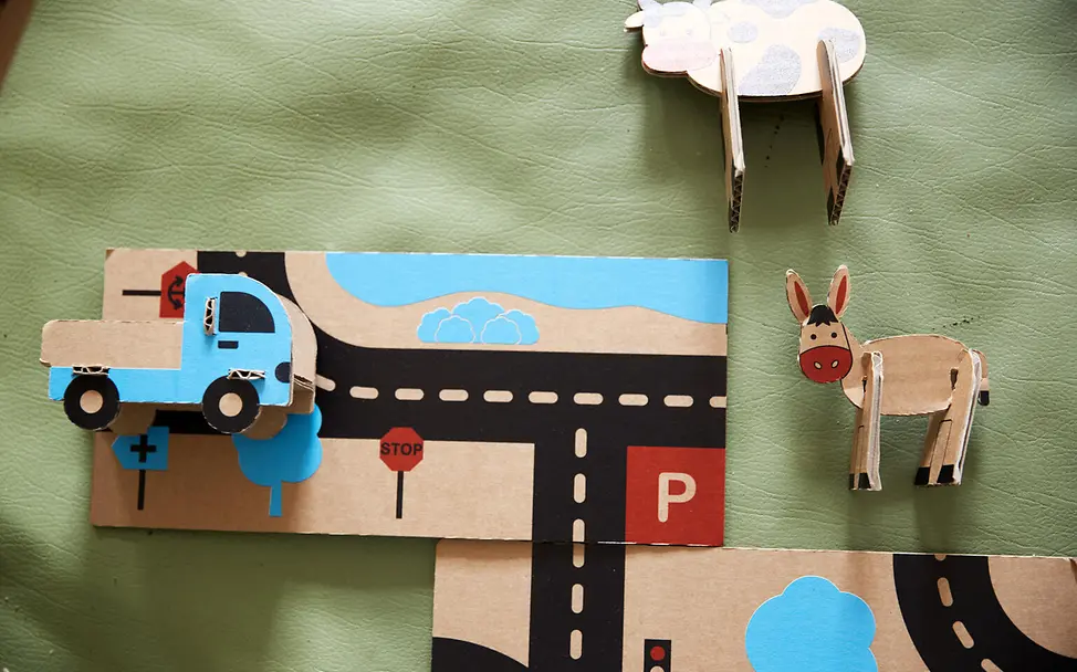 Straßen, Tiere, Autos - und das alles aus dem Pappkarton. | © UNICEF/Andriantsoarana Spielzeug aus dem Pappkarton!