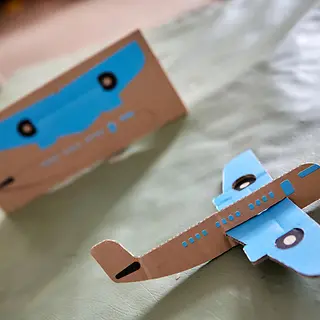 Aus Karton wird ein Flugzeug. | © UNICEF/Andriantsoarana Project Play Flugzeug