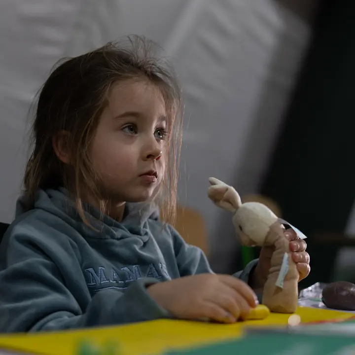 Ein Mädchen in Kyjiw sitzt in einem Schutzzelt und spielt | © UNICEF/Filippov Ukraine Krieg: Ein Mädchen in Kyjiw sitzt in einem Schutzzelt und spielt.
