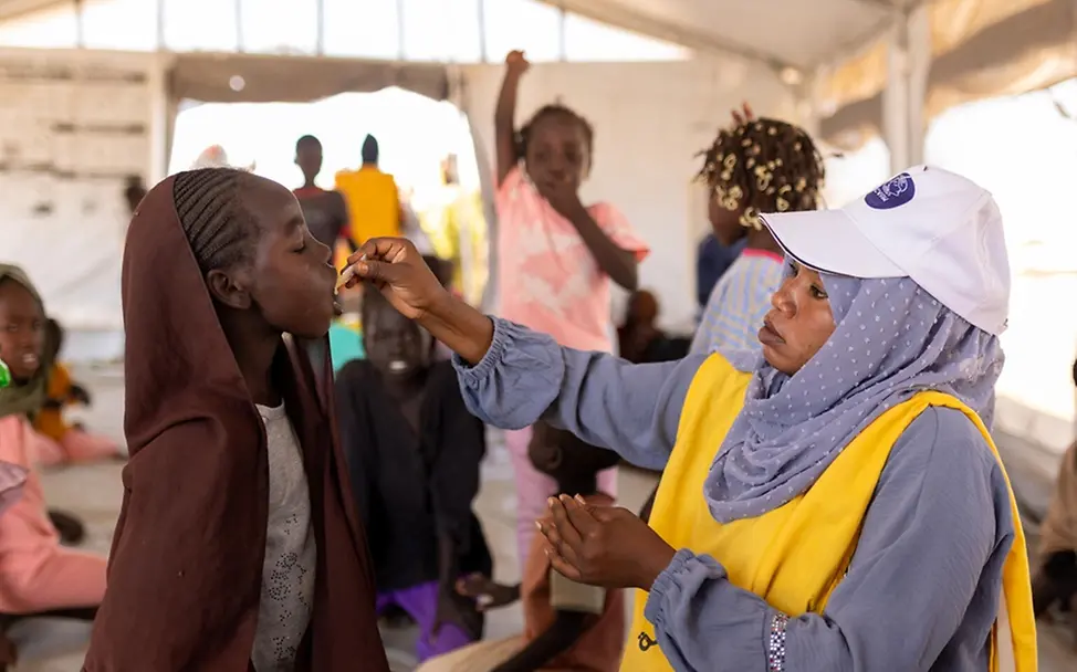 Ein Mädchen erhält eine Cholera-Impfung. | © UNICEF/Dawod Ein Mädchen erhält eine Cholera-Impfung.