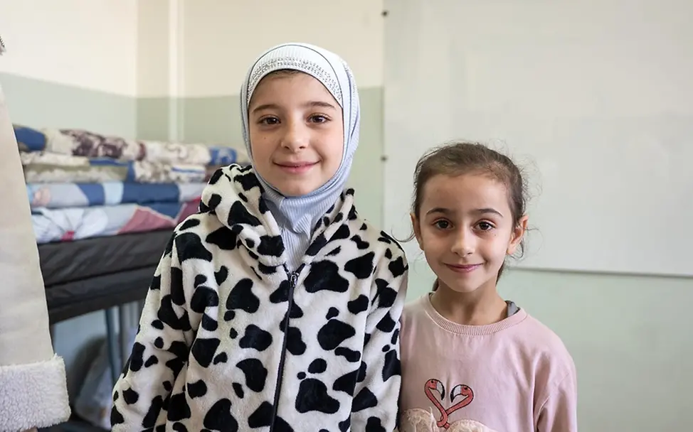 Fatima (9) und Jana (5) in einer Notunterkunft in Beirut. | © UNICEF/Choufany Leben im Libanon: Fatima (9) und Jana (5) in einer Notunterkunft in Beirut.