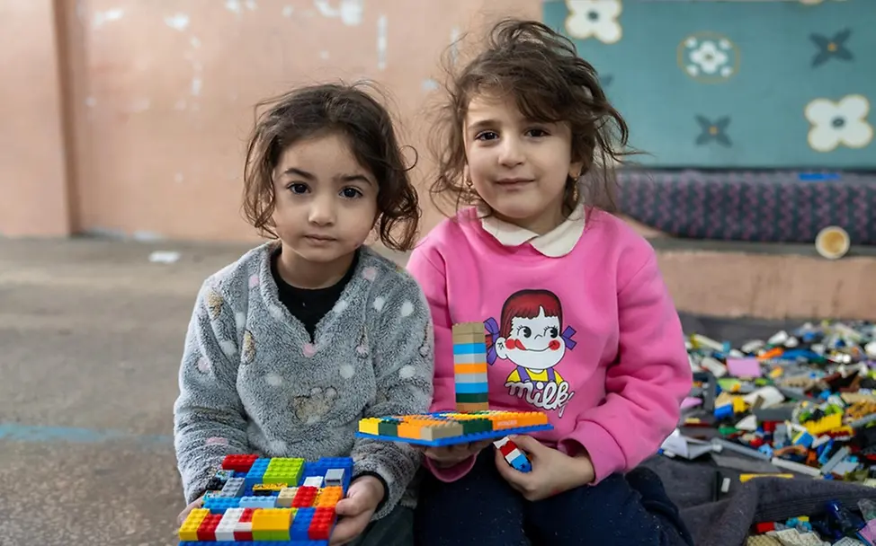Narjes (3) und Malika (4) spielen mit Legobausteinen. | © UNICEF/Choufany Leben im Libanon: Narjes (3) und Malika (4) spielen mit Legobausteinen.