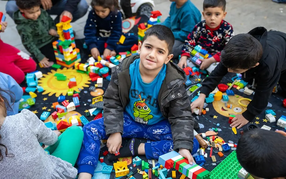Amire (10) und seine Freund*innen spielen mit Legobausteinen. | © UNICEF/Choufany Leben im Libanon: Amire (10) und seine Freund*innen spielen mit Legobausteinen.