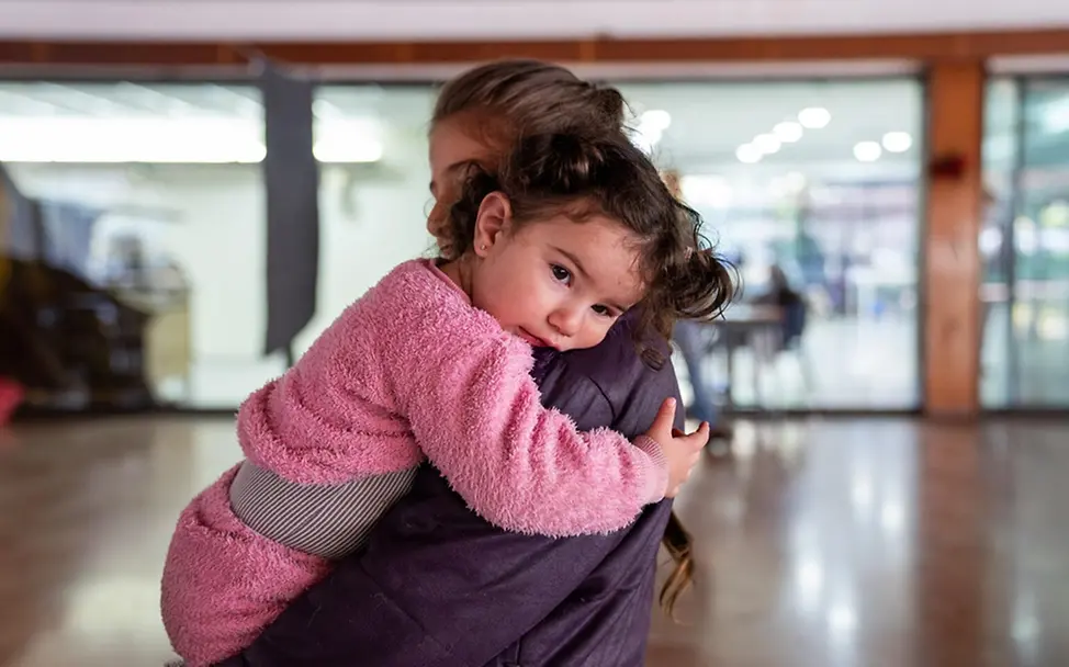Ein junges Mädchen und ihre Schwester in einer Notunterkunft. | © UNICEF/Choufany Leben im Libanon: Ein junges Mädchen und ihre Schwester in einer Notunterkunft.