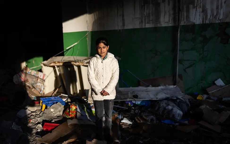 Ahlam (9) in ihrer zerstörten Schule. | © UNICEF/Ibarra Sánchez Leben im Libanon: Ahlam (9) in ihrer zerstörten Schule.