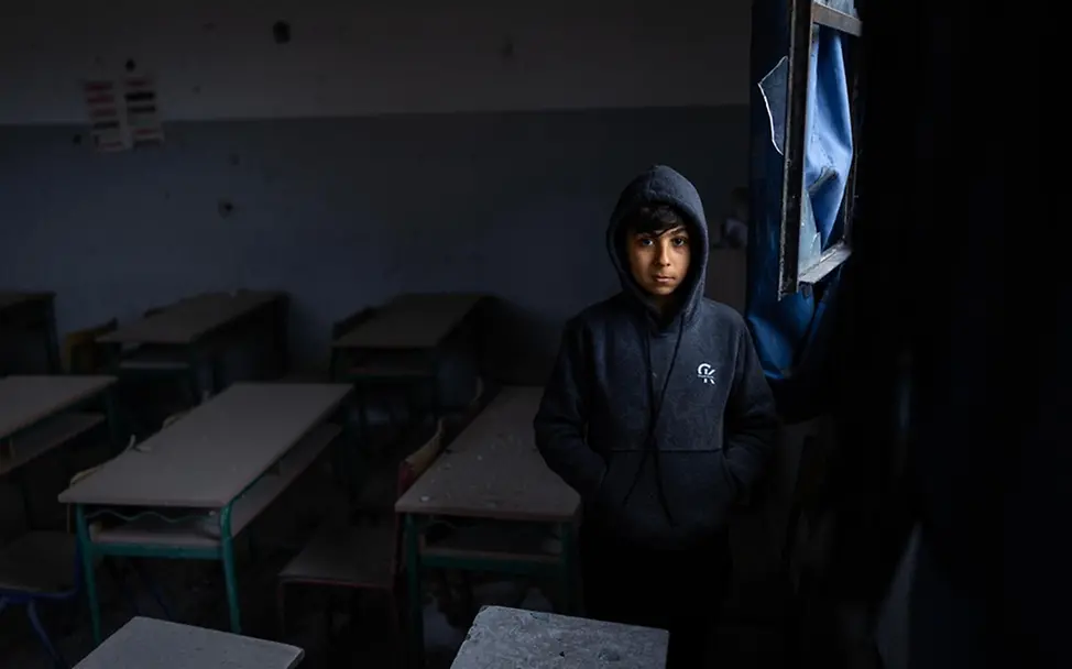 Der 13-jährige Ali steht in seiner ehemaligen, im Krieg beschädigten Schule. | © UNICEF/Ibarra Sánchez Leben im Libanon: Der 13-jährige Ali steht in seiner ehemaligen, im Krieg beschädigten Schule.