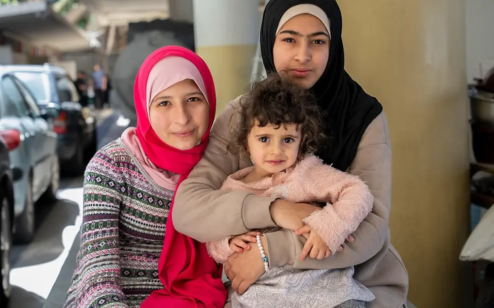 Zeinab (13), Fadak (12) und Fatima (2, von links nach rechts) in einer Notunterkunft. | © UNICEFChoufany Leben im Libanon: Zeinab (13), Fadak (12) und Fatima (2, von links nach rechts) in einer Notunterkunft.