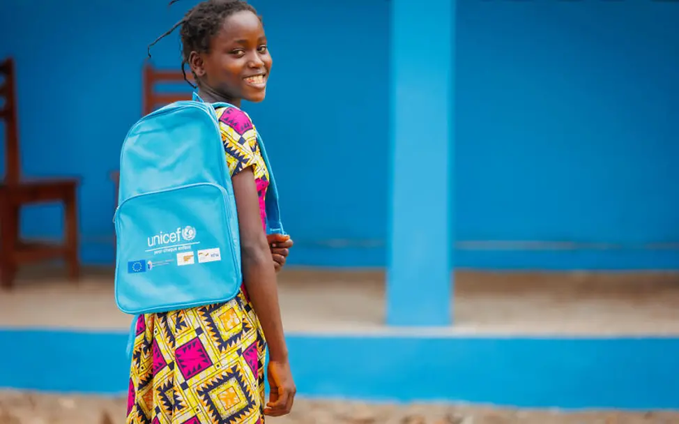 Zentralafrikanische Republik Hungerkrise: Helfen Sie mit Ihrer Spende, damit mehr Kinder gesund aufwachsen können. | © UNICEF Hunger in der Zentralafrikanischen Republik: Ein Mädchen mit UNICEF-Schulrucksack blickt lachend über die Schulter.