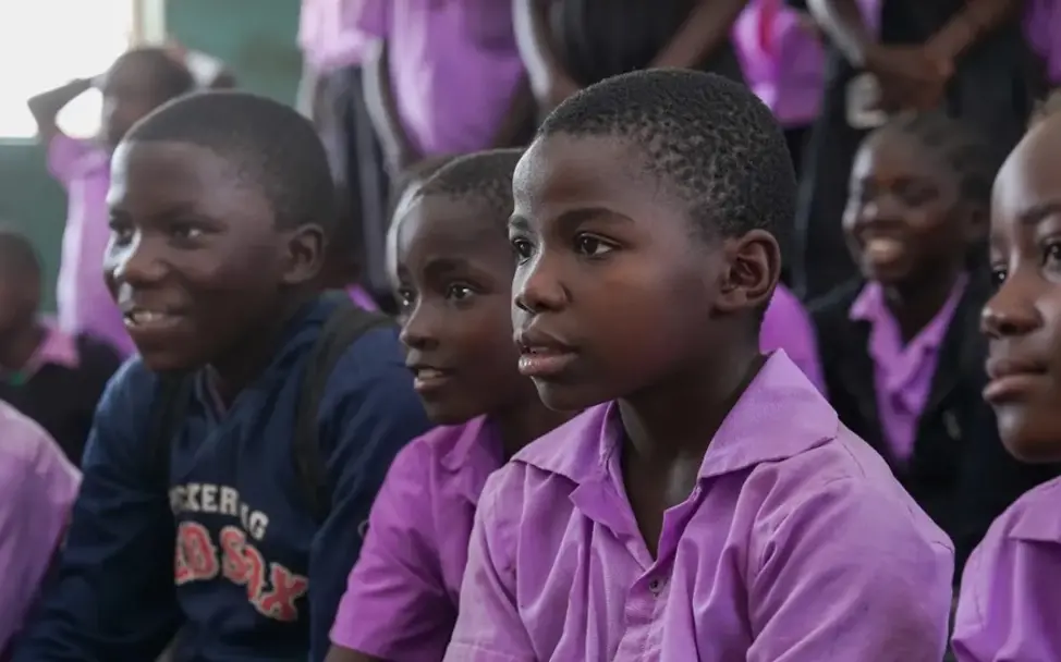 Patrick in der Aufholklasse in Chembe. | © UNICEF Zambia/2025/Adam Patrick in der Aufholklasse in Chembe.