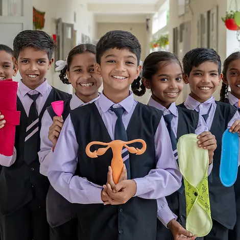 Periodenarmut: UNICEF unterstützt weltweit Aufklärungsprojekte an Schulen. | © UNICEF/Panjwani Was ist Periodenarmut: Schülerinnen und Schüler in Indien posieren mit Menstruationsprodukten.