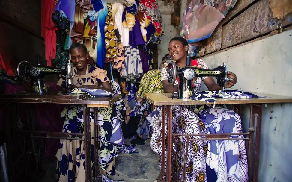 Nähen als Hobby und Zukunftsperspektive! | © UNICEF/Slide Visuals Gute Nachricht: Antini und ihre Mentorin Ester nähen gemeinsam auf einem Markt in Tansania.