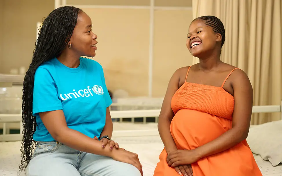 Aids einfach erklärt: Wenn Schwangere über HIV Bescheid wissen, können sie ihre Babys schützen. | © UNICEF/Ngcobo Aids einfach erklärt: Eine UNICEF-Gesundheitshelferin im Gespräch mit einer Schwangeren.