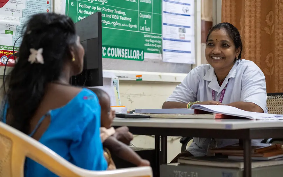 UNICEF unterstützt Gesundheitszentren, in denen Kinder auf HIV getestet werden. | © UNICEF/Muthuramalingam Was ist Aids: Eine Gesundheitshelferin berät eine HIV-positive Mutter.