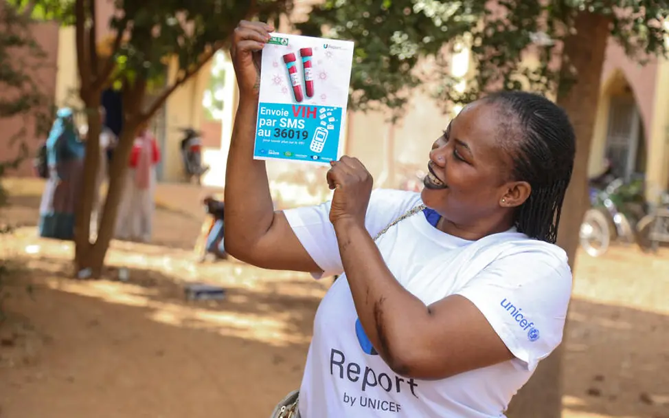 Aids einfach erklärt: UNICEF setzt sich weltweit für die Aufklärung zu HIV und HIV-Tests ein. | © UNICEF/Beguel Aids einfach erklärt: Eine UNICEF-Helferin erklärt, warum HIV-Tests wichtig sind.