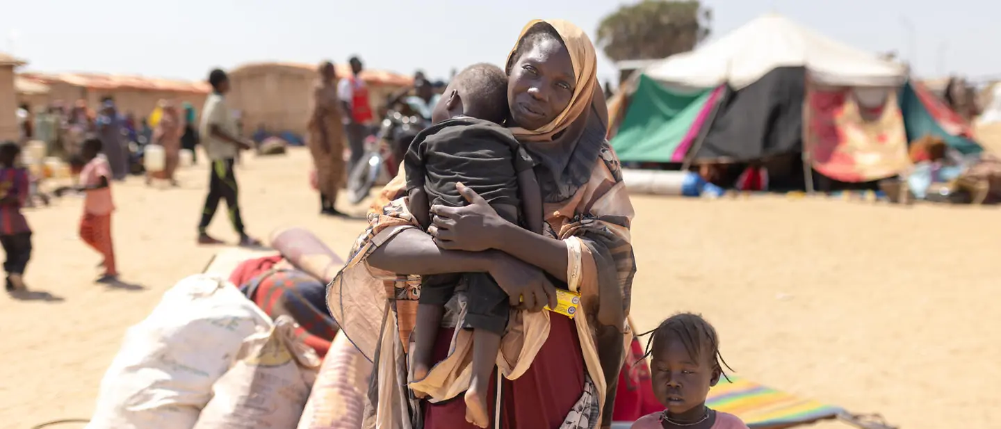 Krieg im Sudan: Halima floh mit ihren Kindern. | © UNICEF/UNI951456/Dawod Krieg im Sudan: Mutter mit zwei Kindern