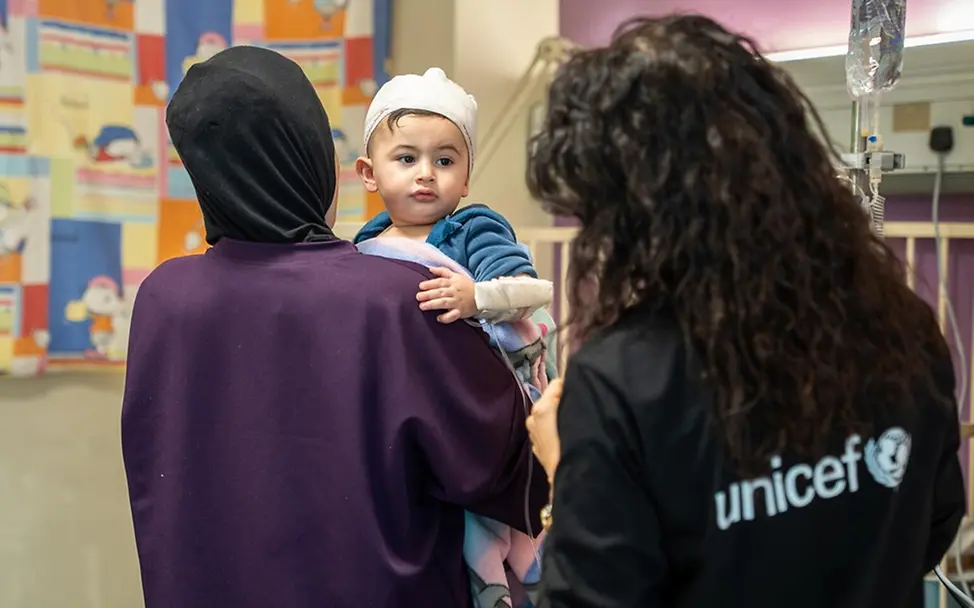 Ahmad wird im Rafic‑Hariri‑Krankenhaus in Beirut behandelt. | © UNICEF/Choufany Kinder Libanon: Ahmad wird im Rafic‑Hariri‑Krankenhaus in Beirut behandelt.