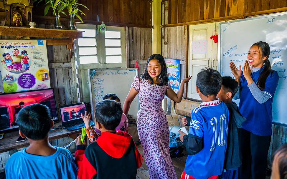 Die 16-jährige Tun Myar leitet eine Gruppenaktivität in einem kinderfreundlichen Schutzraum. | ©UNICEF/Oo Myanmar Erdbeben: Kinder spielen in einem kinderfreundlichen Ort.