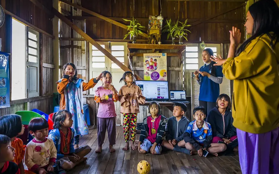 Gemeinsam spielen und lachen in einem Kinderschutzzentrum in Myanmar. | © UNICEF/Oo Kinder spielen in einem kinderfreundlichen Ort in Myanmar