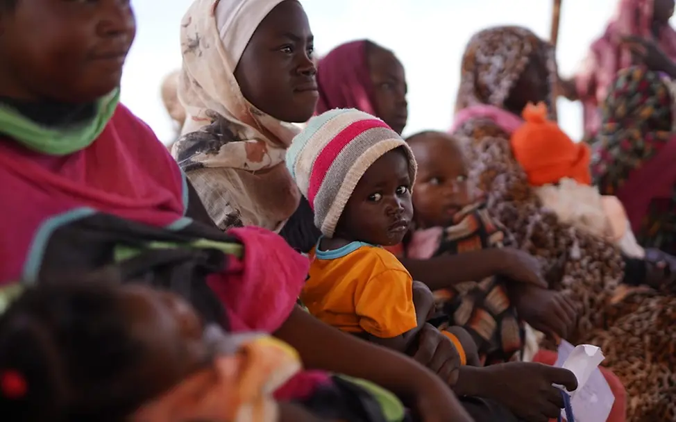 Mütter bringen ihre Kinder zur Behandlung in ein Gesundheitszentrum. | © UNICEF/Jamal Mütter bringen ihre Kinder zur Behandlung in ein Gesundheitszentrum.